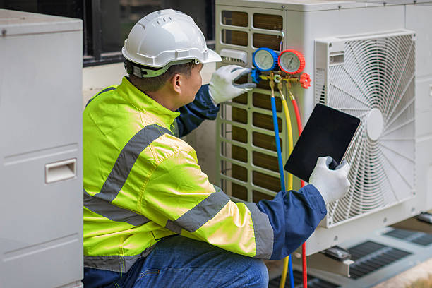 Professional Hvac technician working in Pleasant Hill, IA